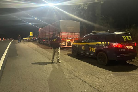 PRF apreende carga milionária de contrabando na BR 153 em Porto Vitória/PR