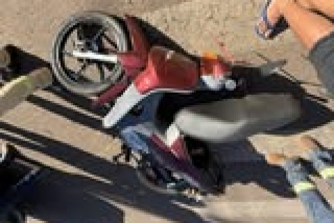 Colisão entre moto e carro no centro de Bandeirantes deixa duas pessoas feridas
