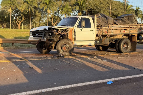 Colisão entre caminhão e carro deixa duas pessoas feridas na BR-369 em Cornélio Procópio