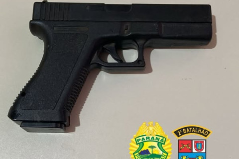 POLÍCIA MILITAR APREENDE VEÍCULO E SIMULACRO DE ARMA DE FOGO EM JAPIRA/PR