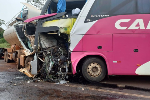TRAGÉDIA EM CAMPO MOURÃO PR, ÔNIBUS BATE DE FRENTE COM CAMINHÃO