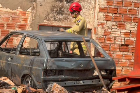 Veículo fica totalmente destruído após incêndio em Bandeirantes, Paraná