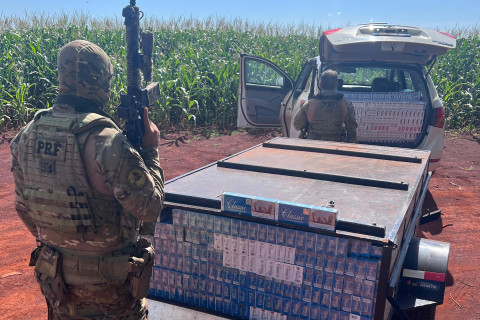 Camionete tracionando uma carretinha é apreendida pela PRF com 25 mil maços de cigarros