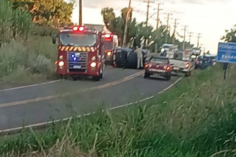 Moradoras de Bandeirantes capotam carro na PR-436 entre Bandeirantes e Itambaracá