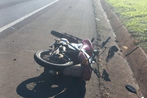 UM grave acidente entre carro e moto, deixou duas pessoas gravemente feridas na BR 153 em Jacarezinho