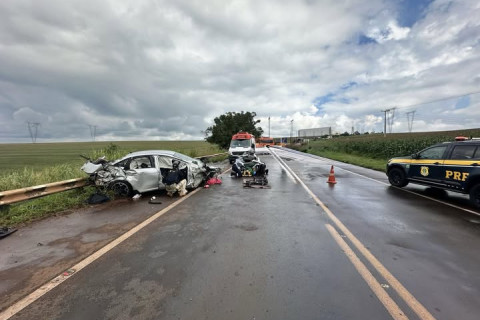 Duas pessoas ficaram feridas e uma criança morreu em um grave acidente na região de Corbélia Pr