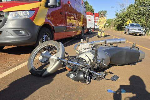 Colisão entre duas motos deixa três feridos na Estrada da Yara, em Bandeirantes (PR)