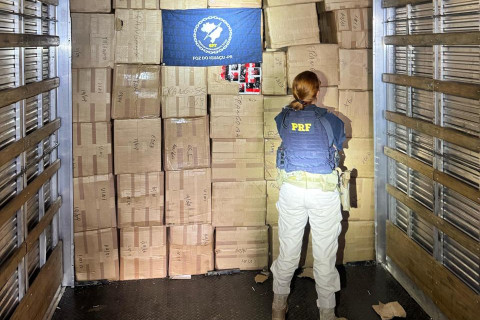 PRF apreende caminhão com 3 mil celulares irregulares na BR-277