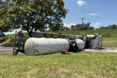 Caminhão com carga química perigosa tomba na BR-369 entre Bandeirantes e Santa Mariana