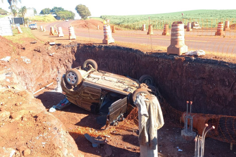 Carro cai em valeta da construção do viaduto na BR-369, na região de Cambará