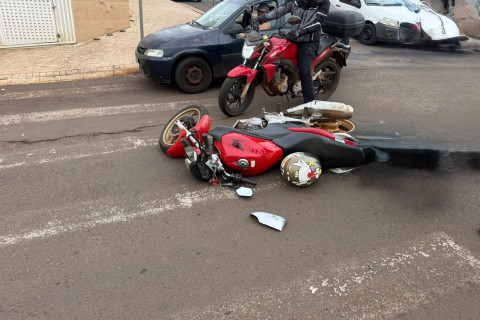 Motociclista fica ferido após colisão no centro de Bandeirantes