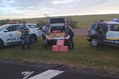 TÁTICO OSTENSIVO RODOVIÁRIO PRENDE TRAFICANTE COM MAIS DE 1000 TIJOLOS DE MACONHA EM RODOVIA DE SANTA CRUZ DO RIO PARDO/SP