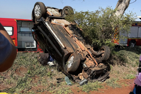 Moradores de Abatiá capotam carro próximo ao trevo de Santa Amélia