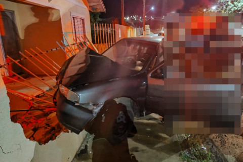POLÍCIA MILITAR PRENDE MOTORISTA EMBRIAGADO APÓS COLISÃO EM RESIDÊNCIA EM QUATIGUÁ