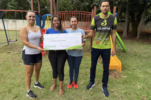 Ciclistas de Bandeirantes, no norte do Paraná, realizaram a entrega do cheque com o valor arrecadado para o lar das crianças