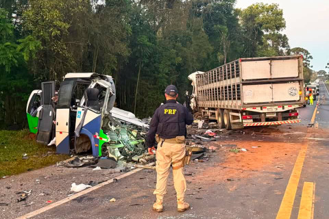 Colisão ônibus x caminhão deixa 22 mortos na região de Ipiranga Pr