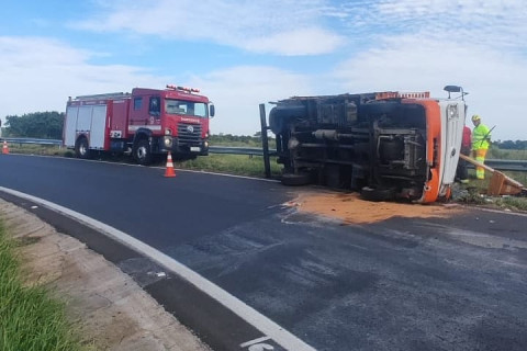 CARRETA TOMBA PRÓXIMO A CIDADE DE SANTA CRUZ DO RIO PARDO SP