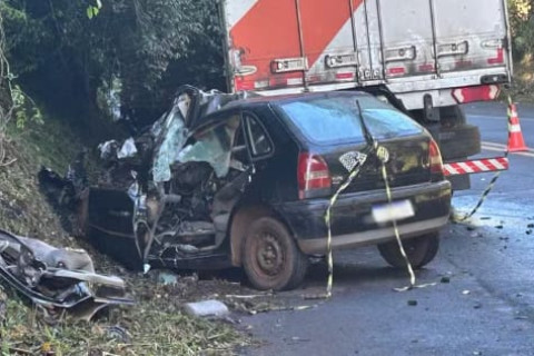Tragédia: Cinco jovens morrem e bebê fica ferida após grave acidente entre carro e caminhão na BR-373, no Paraná