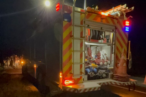 Carreta carregada com frango congelado tomba na PR-092, em Andirá