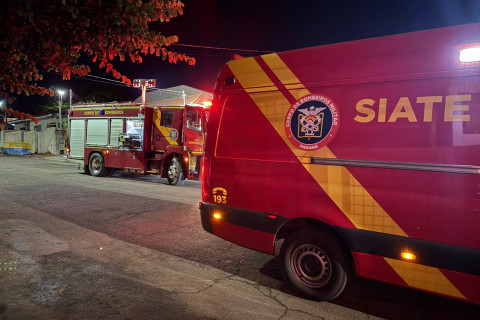 Incêndio em residência mobiliza Corpo de Bombeiros na Vila Lordani, em Bandeirantes
