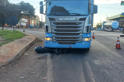 Motociclista fica ferida após colisão com caminhão em Andirá, no Paraná